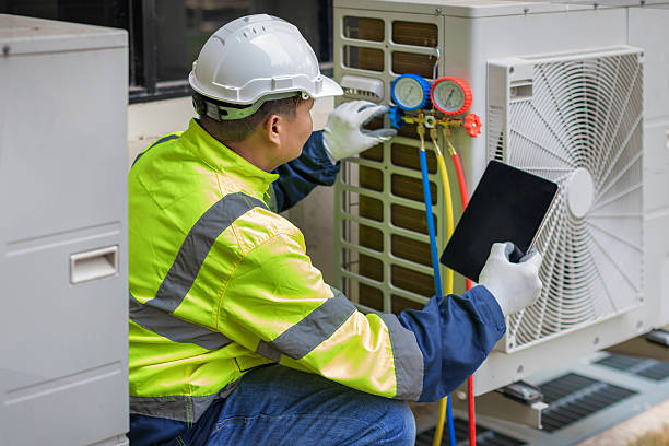 Professional Hvac technician working in Bloomingdale, IL